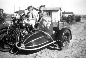 KLITROSEVEJ - børnene leger i Willys motorcykel